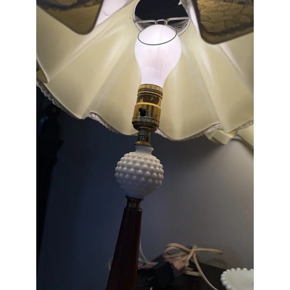 Vintage Table Lamp Pair Boudoir Hobnail White Lace Bedroom 1950s Cottagecore 17